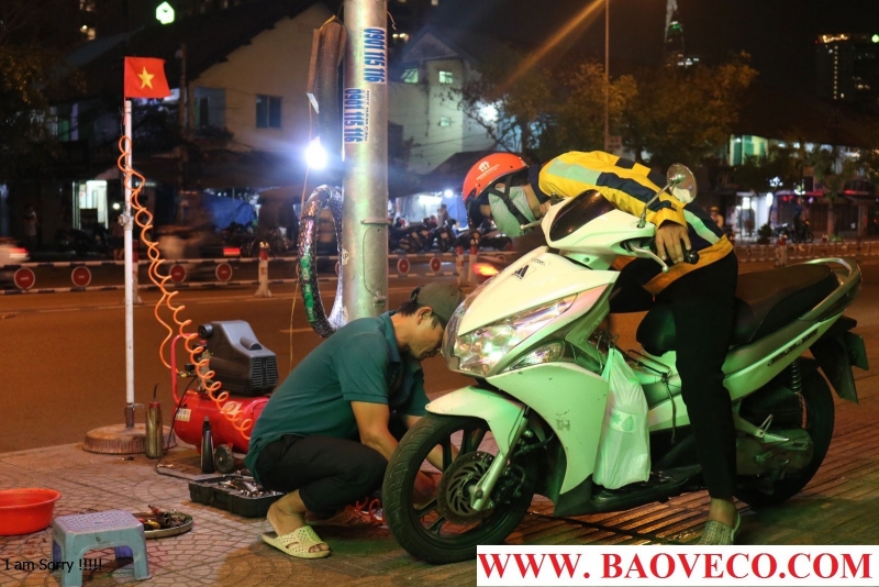 nghe tay trai cua nhan vien bao ve