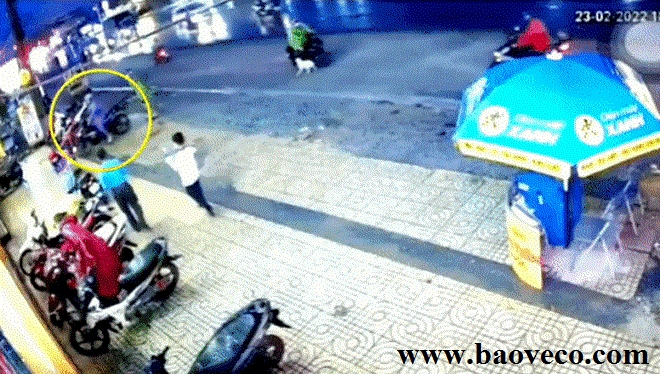 nhan vien bao ve bi dan canh trom xe may