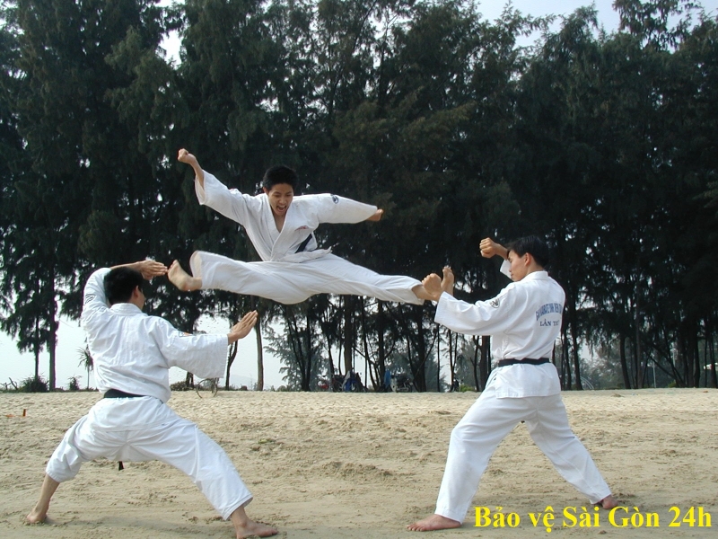 tuyen nhan vien bao ve quan 8