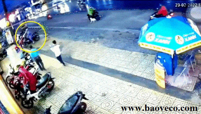 nhan vien bao ve bi dan canh trom xe may