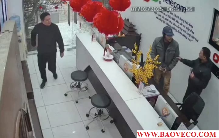 nam nhan vien bao ve dung cam cuu nu nhan vien quay giao dich