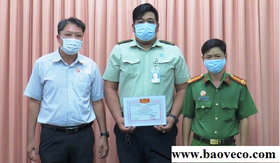 khen thuong hanh dong dung cam cua nhan vien bao ve