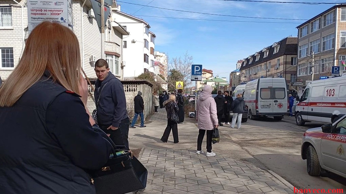 nhan vien bao ve bi ban khi ngan chan vu no sung tai truong ky thuat o nga